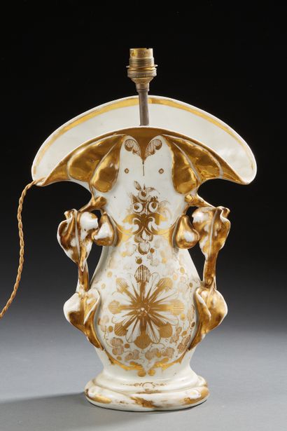 null Grand vase de mariée en porcelaine à décor or sur fond blanc.

Paris, XIXè siècle.

H....