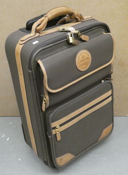 null 
LANCEL

Petite valise en toile beige.

Etat d'usage.
