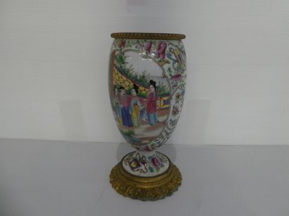 null BAYEUX

Vase en porcelaine à décor polychrome de scènes de fleurs, de papillons...