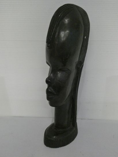 null Visage sculpté en bois fruitier noir.

H. : 26cm