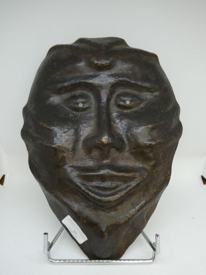 null Masque en bronze présentant un visage fantastique .

30,5 x 23 cm