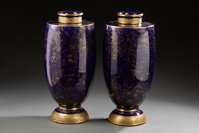 null Deux vases en porcelaine bleu 

Manufacture de Tours vers 1930, JAGET et PI...