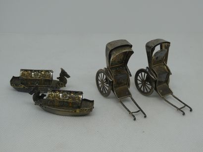 null Two junks and two silver rickshaws.

Asian work.

Gross weight: 91.1 g.