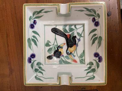 null HERMES

Cendrier en porcelaine à décor de toucan.

Dim. : 16 x 16cm