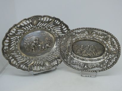 null Set of two oval openwork silver baskets decorated with putti and garlands of...