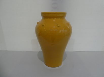 null PRIMAVERA

Vase en faience jaune, signé en creux au revers.

H. : 29cm