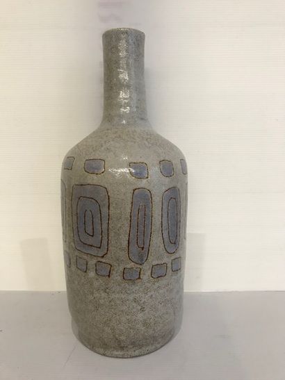 null 
ACCOLAY




Pied de lampe formant bouteille en céramique émaillée à décor géométrique...