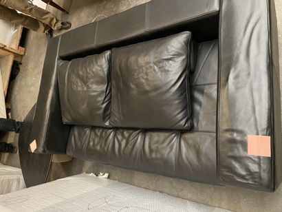 null Ensemble de deux canapés modernes en cuir noir à deux places.

Dim. : 61x175x101cm...