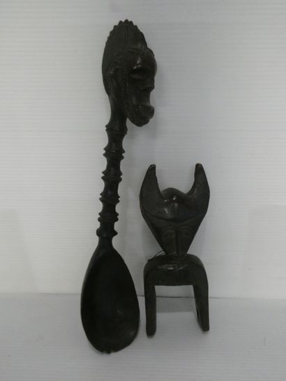 null Ensemble de deux objets africains en bois sculpté (une cuillère et un élément...