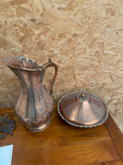 null Set comprising an ewer and a finely chiselled copper tagine dish.

Oriental...