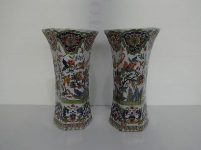 null DELFT

Paire de vases en faience à décor d'oiseaux branchés

H. : 26,5cm