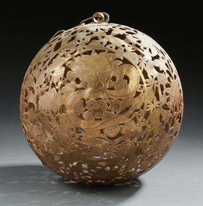 CHINE Sphère ajourée suspendue en laiton doré à motifs de dragons encadrés de fleurs...