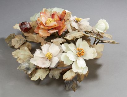 CHINE Bouquet de fleurs en pierre dure.
Dim. : 34 x 38 cm