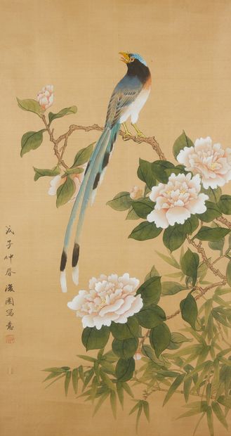 CHINE Pair of gouaches on fabric with birds and flowers. The calligraphic inscriptions...