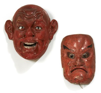 JAPON Two theatrical masks in carved and red lacquered wood.
19th century.
H. : 18,5...