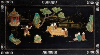 CHINE Lacquer and hard stone panel showing a scene with characters.
Around 1900.
Size...