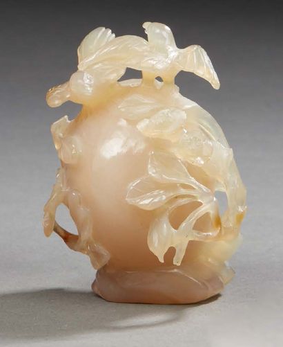 CHINE Light grey nephrite group with branching birds.
H. : 7 cm