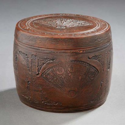 CHINE Incised sandstone box. 
 XXth century.
H. : 11 cm