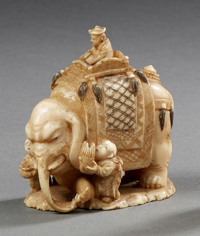 JAPON Ivory and walrus tooth set : small box in the shape of a duck in the lotus,...