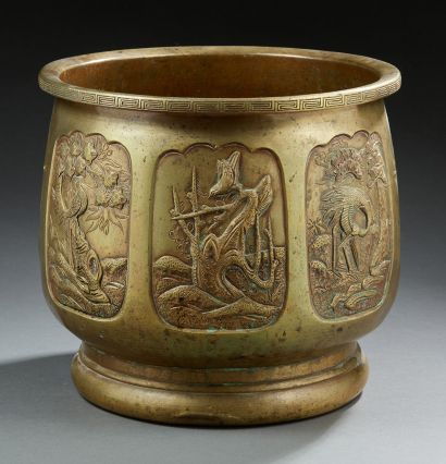 CHINE Important bronze pot holder with a medal patina and naturalist decoration in...