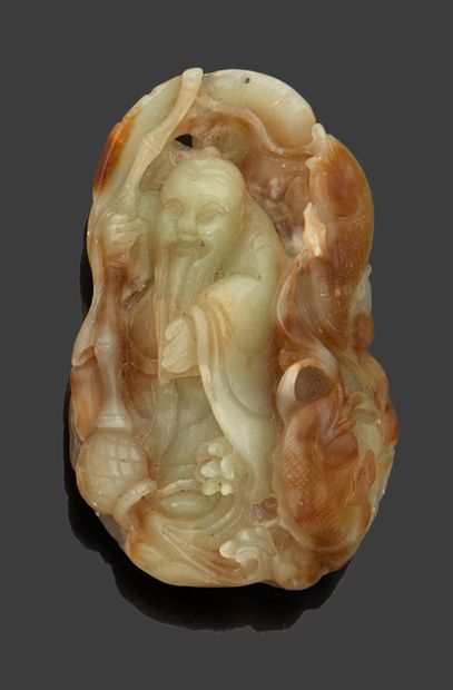 CHINE Amulette en jade à décor de Shoulao.
Dim. : 6,5 x 4 cm