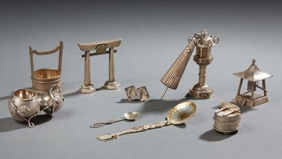 JAPON Ensemble de petits objets en argent.
Fin XIXe siècle.
Poids total : 202,6 ...