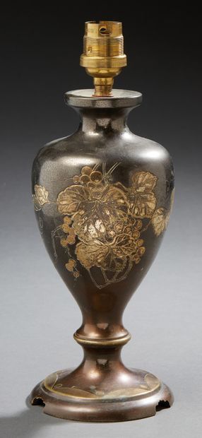 JAPON Pied de lampe en dinanderie à motif floral.
Vers 1900.
H. : 26 cm