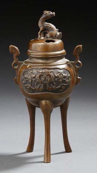 CHINE ou VIETNAM Small tripod bronze perfume burner with a kilin on the lid.
End...