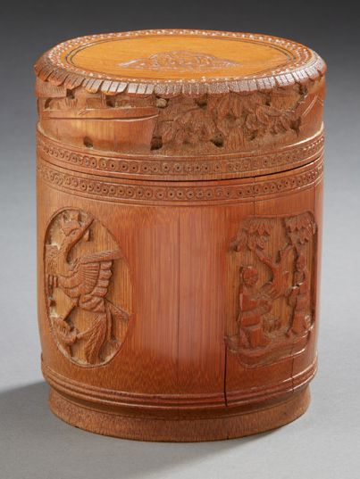 CHINE Covered box in carved bamboo.
XXth century.
H. : 16 cm