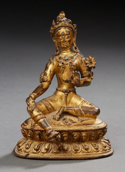 CHINE Statuette figurant une déesse en bronze doré et cabochons depierres bleues.
XIXe/XXe...