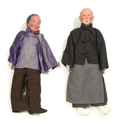CHINE Two dolls of elderly people wearing clothes of the Republic of China.
Dim:...