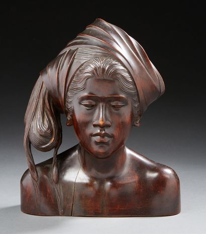 INDOCHINE Carved wooden female bust representing a Vietnamese woman with an ethnographic...