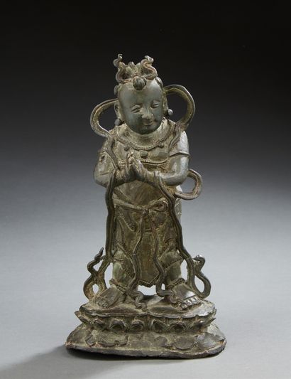 CHINE Brown patina bronze figurine representing a servant, hands joined, standing...
