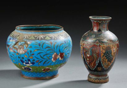 JAPON Cloisonné metal vase and bowl with various polychrome naturalist decorations.
Late...