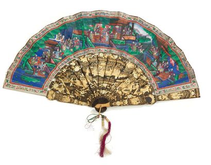 CHINE A sixteen-stranded wooden fan decorated with gold with animated scenes of characters...