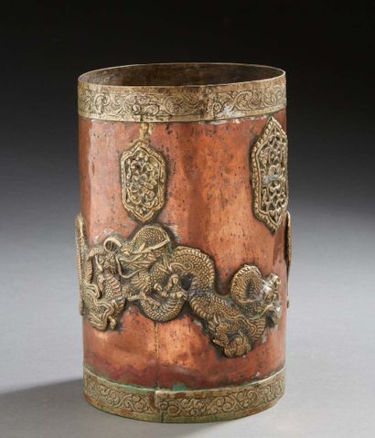 CHINE Pot à pinceaux en cuivre à motif de dragons en laiton.
Fin XIXe siècle.
H....