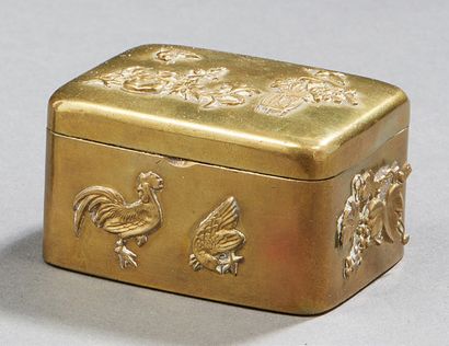 JAPON Small rectangular brass box decorated in light relief with birds, roosters,...