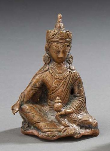 INDE ou NEPAL Petite figurine en bronze représentant une déesse assise sur une feuille...