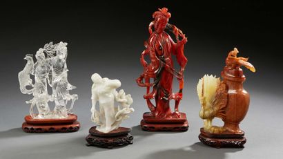 CHINE Ensemble de quatre statuettes en tourmaline, agate blanche, serpentine et cristal...