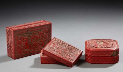 CHINE Three rectangular boxes in red lacquer.
XXth century.
Dim. : 10 to 14 cm