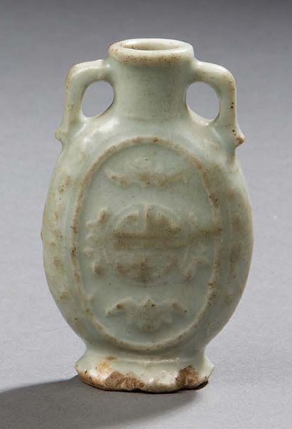 CHINE Petit vase à deux anses en porcelaine formant tabatière à prisée à fond céladon...