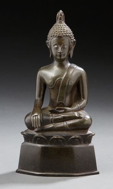 TAÏLANDE Small bronze figurine with brown patina representing a Buddha sitting in...