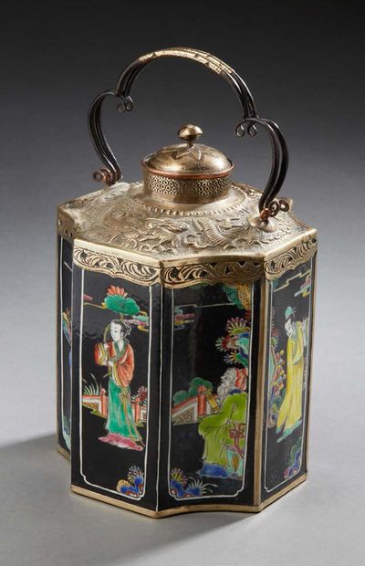 CHINE Porcelain tea caddy with polychrome characters on a black background.
Metal...