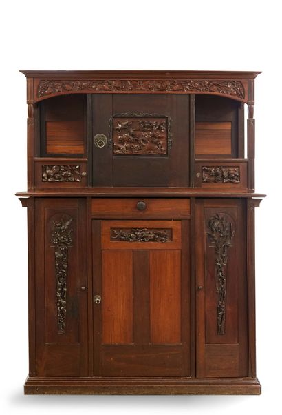 INDOCHINE Cabinet en bois fruitier finement sculpté ouvrant par quatre vantaux et...