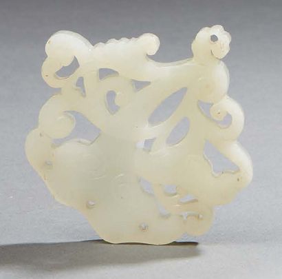 CHINE Plaquette en jade gris blanc sculpté ajouré à motifs de champignons Lingzhi.
Fin...