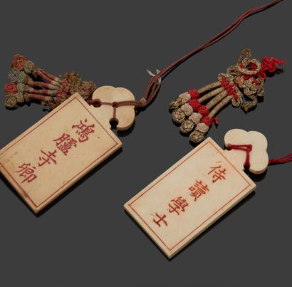 CHINE Plaquette dénominatives en ivoire à motif caligraphié.
H. : 7,7 cm