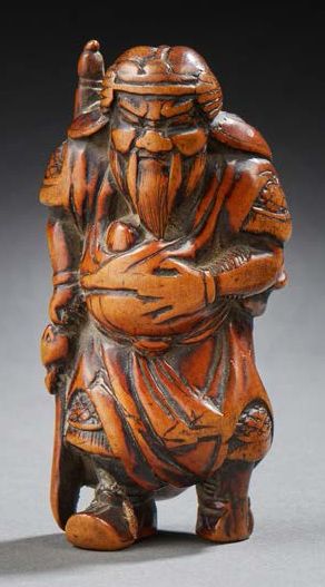 JAPON Beautiful carved wooden netsuke representing a samurai holding a spear.
XIXth...