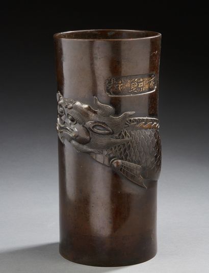 JAPON Grand vase de forme rouleau en bronze à motif appliqué d'un dragons. Le corps...