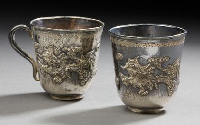 CHINE A set of small silver cups with dragon decoration in relief.
One with broken...
