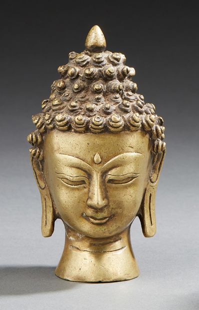 THAÏLANDE Buste d'un bouddha en bronze, la coiffure surmontée d'une flamme.
Epoque...